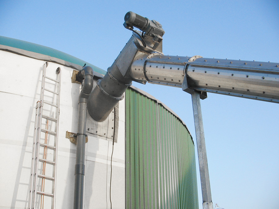 Förderschnecke mit Motorantrieb an einer industriellen Anlage zur Materialbeförderung