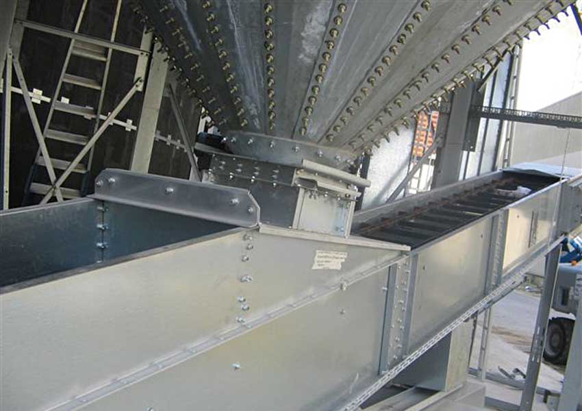 Detailansicht eines Trogkettenförderers unter einem Getreidesilo zur effizienten Materialförderung